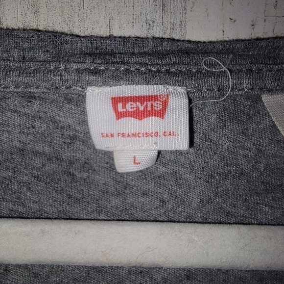 🧡Levi's Graphic Tshirt - Picture 2 of 3